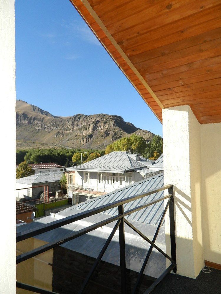 Uptown Boutique Kazbegi Hotel Luaran gambar